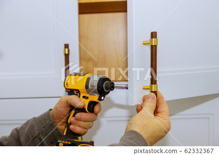 Master drills the cabinet door in the cabinet door Master drills the cabinet door in the cabinet door 62332367
