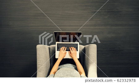 Woman using a laptop computer 62332978