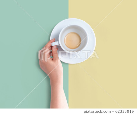 Female hand holding a tea cup 62333019