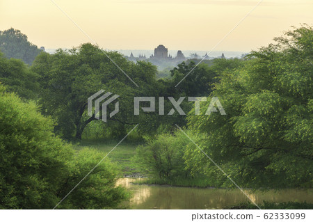 A view of the morning scenery and the pagoda in Bagan 62333099