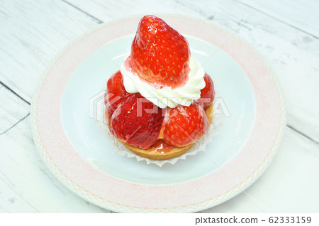 Strawberry tart cake 62333159