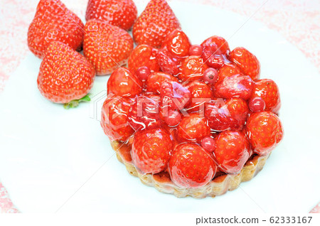 Strawberry tart cake 62333167