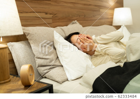 中年婦女睡覺臥室臥室的生活方式形象 62333484