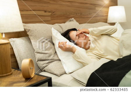 中年婦女睡覺臥室臥室的生活方式形象 62333485