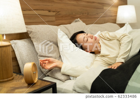 中年婦女睡覺臥室臥室的生活方式形象 62333486