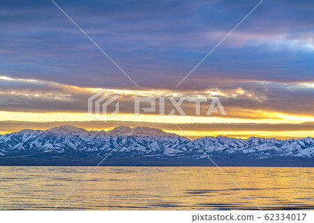 Panoramic view of a shiny lake and mountain 62334017