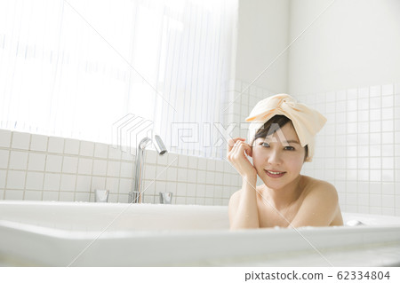 Woman bathing image bath time Woman bathing image bath time 62334804