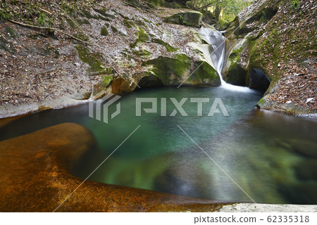 龍津瀑布龍津神社（奈良縣宇田市） 62335318