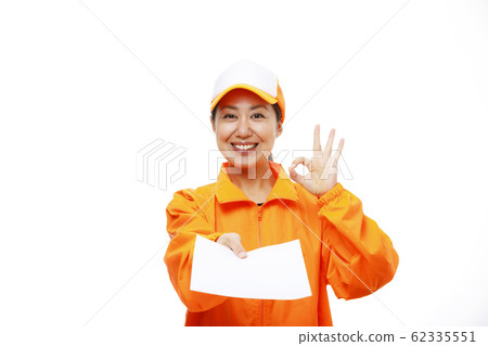 橙色衣服的婦女 62335551