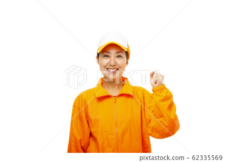 橙色衣服的婦女 62335569