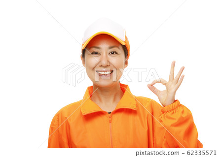 橙色衣服的婦女 62335571