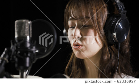 Young woman dubbing Young woman dubbing 62336957
