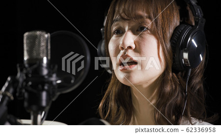 Young woman dubbing Young woman dubbing 62336958