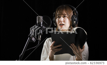 Young woman dubbing 62336973