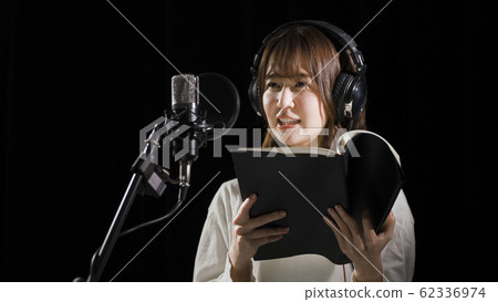 Young woman dubbing 62336974
