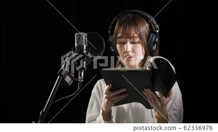 Young woman dubbing 62336976