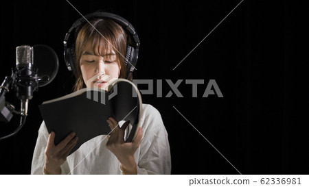 Young woman dubbing 62336981