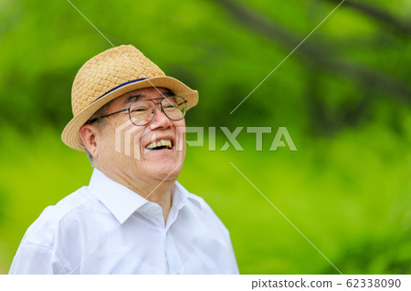 有微笑的年長人 62338090