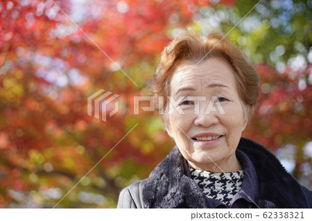 Autumn landscape with the elderly Autumn landscape with the elderly 62338321