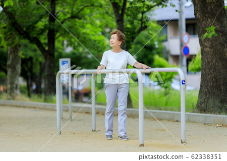 用健身器材鍛煉的老婦 62338351