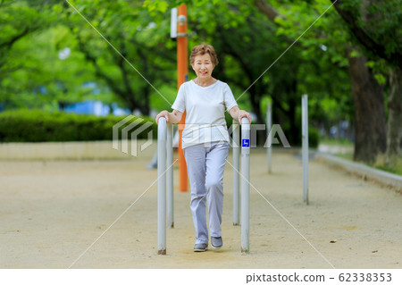 用健身器材鍛煉的老婦 62338353