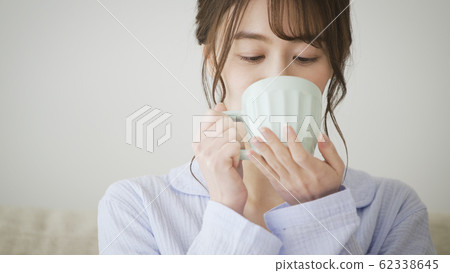 穿著睡衣的杯子的女人 62338645