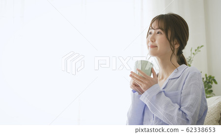 穿著睡衣的杯子的女人 62338653