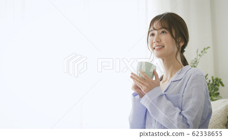 穿著睡衣的杯子的女人 62338655