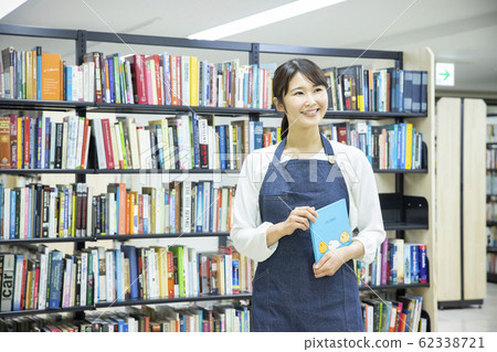 圖書館館員(圖畫書是為Pixta創建的虛擬道具) 圖書館館員(圖畫書是為Pixta創建的虛擬道具) 62338721