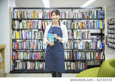 圖書館館員（圖畫書是為Pixta創建的虛擬道具） 62338725