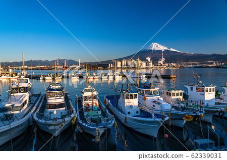 <Shizuoka Prefecture> Mt. Fuji and fishing boat, Tagonoura Dawn of fishing port <Shizuoka Prefecture> Mt. Fuji and fishing boat, Tagonoura Dawn of fishing port 62339031