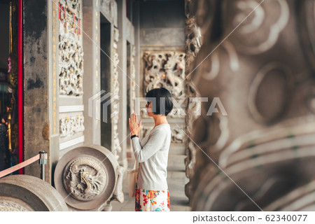 traveling woman praying traveling woman praying 62340077