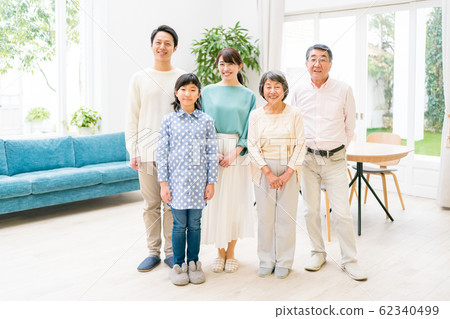 family 3 generation family living together 60 generations grandchildren 62340499