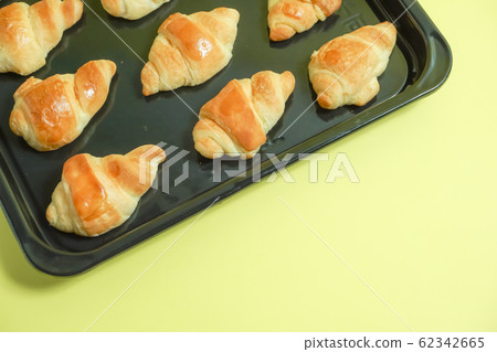 新鮮出爐的麵包,牛角包,烤箱,麵包店黃色背景的圖像 新鮮出爐的麵包,牛角包,烤箱,麵包店黃色背景的圖像 62342665