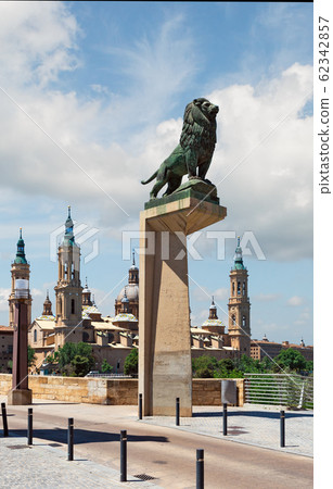 Old Roman bridge in Zaragoza 62342857