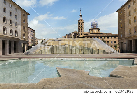 fountain on Pilar Square in Zaragoza 62342953