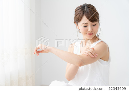 White dress woman White dress woman 62343609