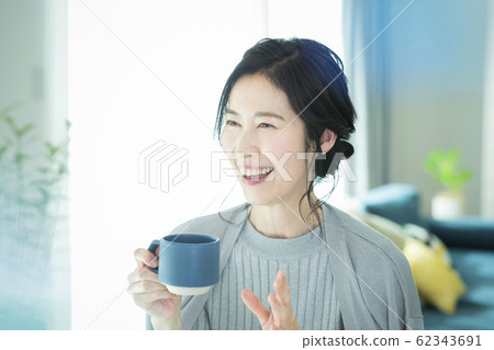 女人,茶,客廳 女人,茶,客廳 62343691