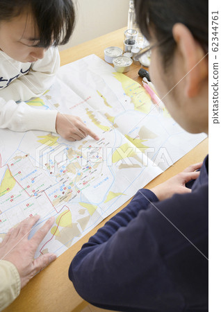 Family members checking evacuation routes 62344761