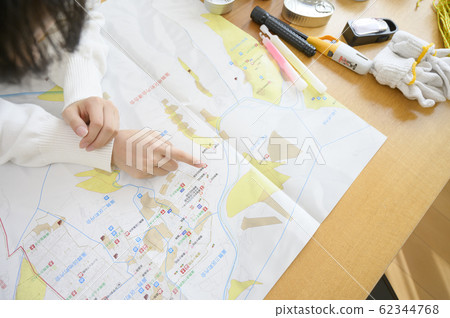 Family members checking evacuation routes 62344768