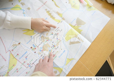 Family members checking evacuation routes 62344771