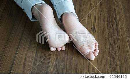 Children's feet 62346133