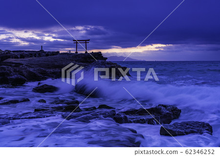[Shizuoka Prefecture] Izu's oldest Shirahama Shrine, the red torii gate of Daimeijin Rock, dawn 62346252