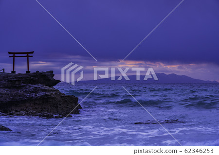 [Shizuoka Prefecture] Izu's oldest Shirahama Shrine, the red torii gate of Daimeijin Rock, dawn 62346253