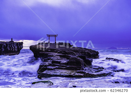 [Shizuoka Prefecture] Izu's oldest Shirahama Shrine, the red torii gate of Daimeijin Rock, dawn 62346270