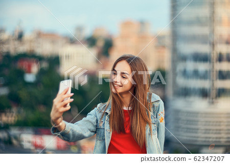 Teen Girl On Cityscape Background Making Self 照片素材 圖片 圖庫