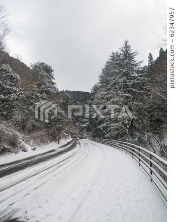 Winter road and snow with tree frost 62347957