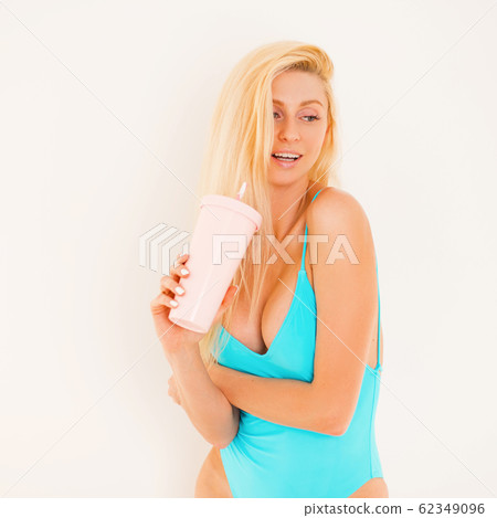 Sporty happy beautiful woman with sexy body 62349096