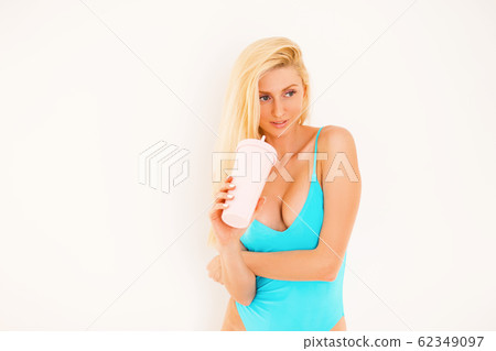 Young beautiful sporty girl with a slender body 62349097