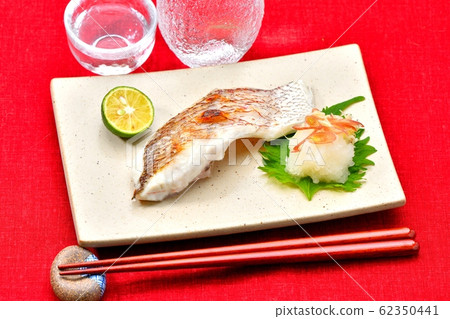 Salt-grilled, grilled fish of red sea bream (red sea bream, sea bream, tai). Served with grated radish, ginger, large leaves and Sudachi. 62350441